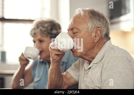 Ci piace bere il tè insieme, una coppia anziana che ha fatto colazione insieme a casa. Foto Stock