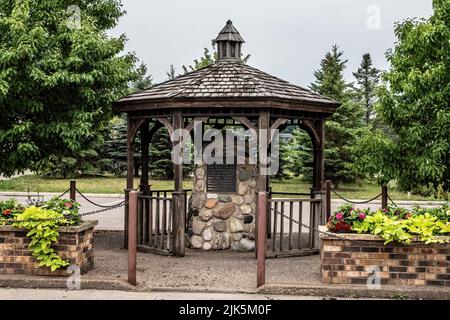Gazebo in legno che ospita un monumento in pietra con una targa commemorativa dell'insediamento di Center City, Minnesota USA da Erik Ulrik Norberg nel 1850. Foto Stock