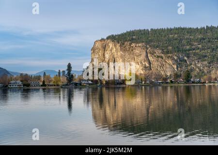 Vaseux Lake e i McIntyre Bluffs nella Okanagan Valley, British Columbia, Canada. Foto Stock