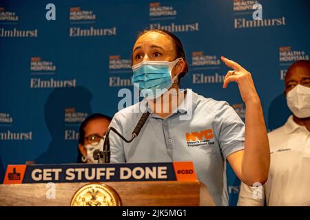 NEW YORK, NEW YORK – 30 LUGLIO: Adrienne Lever, direttore della Public Engagement Unit del Sindaco, parla durante un evento di closeout della settimana dell'azione sanitaria al NYC Health + Hospitals/Elmhurst il 30 luglio 2022 nel quartiere Elmhurst di New York. La settimana d'azione della Sanità aiuta i newyorkesi ad iscriversi all'assicurazione sanitaria ai sensi del Affordable Care Act (noto anche come Obamacare). Credit: Ron Adar/Alamy Live News Foto Stock