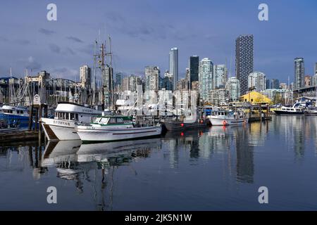 False Creek con riflessi di barche ed edifici a Vancouver, British Columbia, Canada. Foto Stock