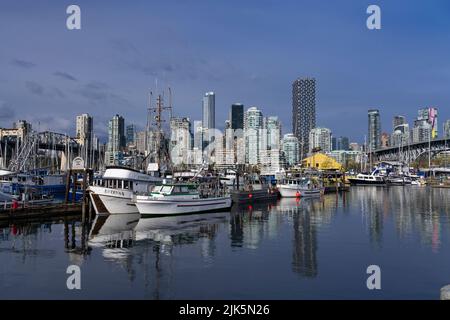 False Creek con riflessi di barche ed edifici a Vancouver, British Columbia, Canada. Foto Stock