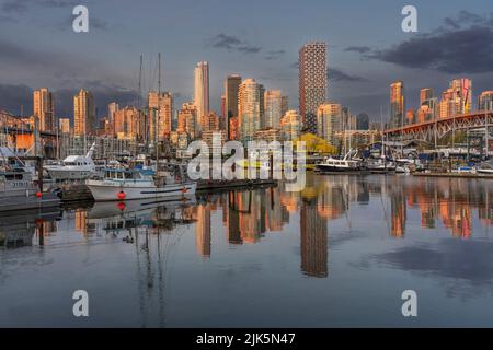 False Creek con riflessi di barche ed edifici a Vancouver, British Columbia, Canada. Foto Stock