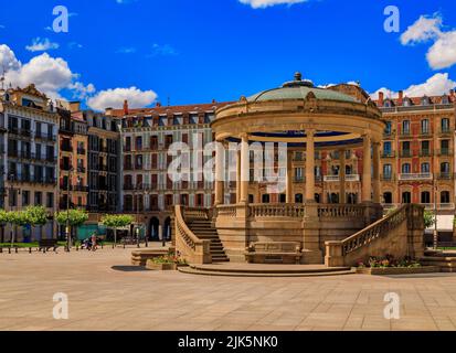 Storica Plaza del Castillo con ristoranti e un gazebo centrale a cupola nel centro storico, Pamplona, Spagna famosa per la gestione dei tori Foto Stock