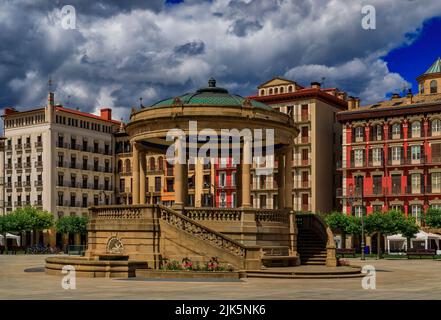 Storica Plaza del Castillo con ristoranti e un gazebo centrale a cupola nel centro storico, Pamplona, Spagna famosa per la gestione dei tori Foto Stock
