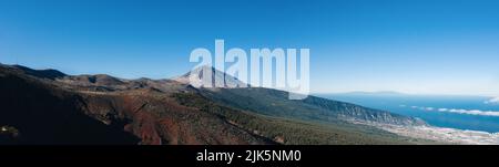 Silhouette del vulcano del Teide e cartello contro il cielo blu. Il monte Pico del Teide nel parco nazionale di El Teide. Tenerife, Isole Canarie, Spagna Foto Stock