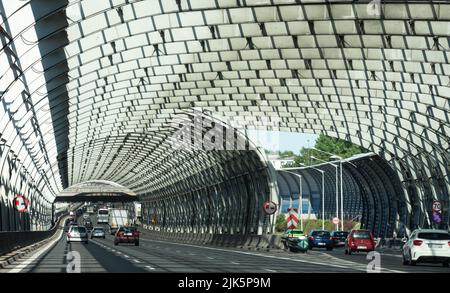 Varsavia, Polonia - 18 giugno 2021: Automobili nel tunnel sulla rotta Torunska di fronte al ponte Grota Roweckiego. Traffico a Varsavia. Foto Stock