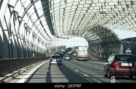 Varsavia, Polonia - 18 giugno 2021: Automobili nel tunnel sulla rotta Torunska di fronte al ponte Grota Roweckiego. Traffico a Varsavia. Foto Stock