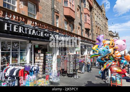 Negozio di souvenir e articoli da regalo Heritage of Scotland sul Royal Mile nella città vecchia di Edimburgo, Scozia, Regno Unito, il giorno sole delle estati 2022 Foto Stock