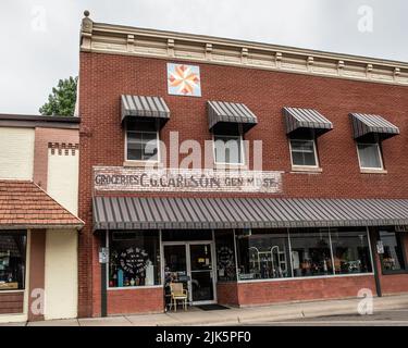 Un piccolo negozio in un edificio storico nel centro di Center City, Minnesota. Originariamente il C. G. Carlson negozio di alimentari e di merchandising generale. Foto Stock