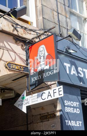 Edinburgh The Royal Mile, insegna per Jolly Judge public house pub e caffetteria separata, Scozia, Regno Unito, estate 2022 Foto Stock