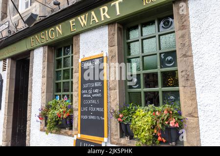 Ensign Ewart public house bar on the Royal Mile, Edinburgh, Scotland, UK Summer 2022 Foto Stock