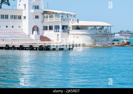 RUSSIA, CRIMEA - LUG 08, 2022: Sevastopol crimea nave russia acqua porto nave trasporto mare nave da guerra, concetto costa militare nel trasporto e cielo Foto Stock