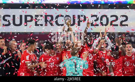 Lipsia, Germania. 30th luglio 2022. Calcio: DFL Supercup, RB Leipzig - Bayern Monaco, Red Bull Arena. Il Bayern Munich celebra il titolo. Credit: Hendrik Schmidt/dpa/Alamy Live News Foto Stock
