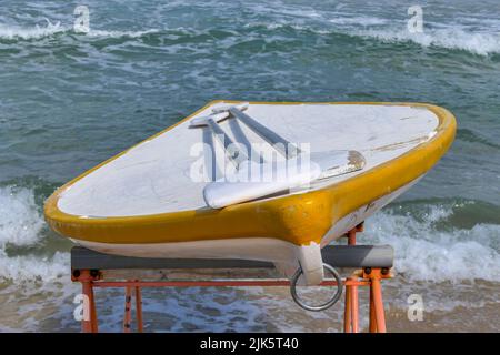 Equipaggiamento di sicurezza Lifebuoy sullo sfondo delle onde del Mar Mediterraneo. Foto Stock