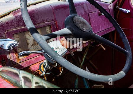 Il volante in un vecchio camion derelitto nella valle della morte. Foto Stock