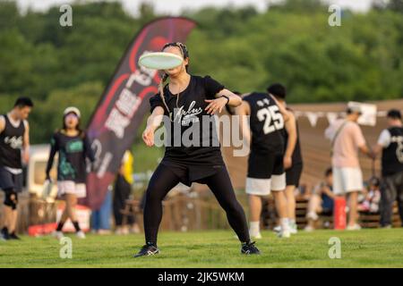 HEFEI, CINA - 30 LUGLIO 2022 - gli entusiasti del frisbee competono nell'ultima competizione ibrida di 5 persone del frisbee al campeggio in Hefei, Anhui Provinc Foto Stock