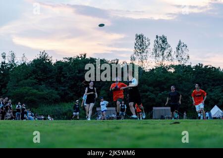 HEFEI, CINA - 30 LUGLIO 2022 - gli entusiasti del frisbee competono nell'ultima competizione ibrida di 5 persone del frisbee al campeggio in Hefei, Anhui Provinc Foto Stock