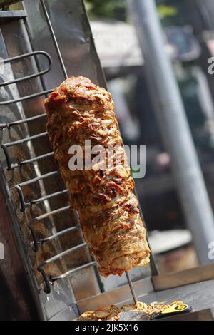 Shawarma carne da tagliare prima di fare un sandwich Foto Stock