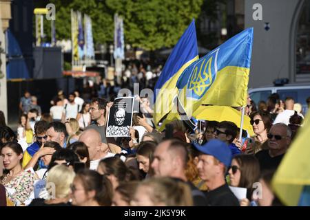 Monaco di Baviera, Germania. 30th luglio 2022. Una protesta pro-Ucraina si è svolta a Monaco di Baviera, in Germania, il 30th luglio 2022. La protesta ha fatto parte di decine di proteste coordinate contro la guerra della Russia contro l'Ucraina che si è svolta in molte città in Europa. Centinaia di persone si sono riunite per sostenere l'Ucraina, chiedere maggiore sostegno e condannare le recenti atrocità della Russia in Ucraina. Credit: Diego Montoya/Alamy Live News Foto Stock