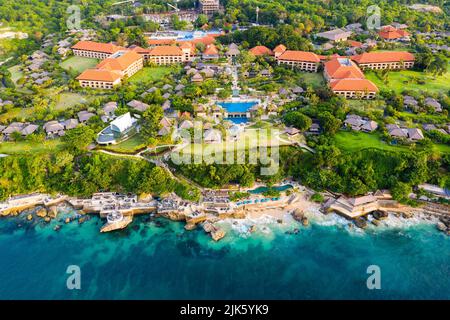 Bali, Indonesia - Luglio 4 2022: Vista aerea del famoso resort di lusso Ayana e il Rock bar che si trova direttamente sulla scogliera della Penisola di Bukit i Foto Stock