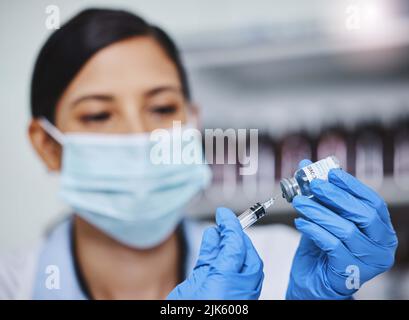 Credo che l'abbiamo fatto: Una giovane ricercatrice femminile che lavora in un laboratorio. Foto Stock