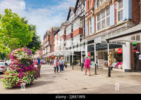 14 luglio 2019: Southport, Merseyside, UK - Donne che acquistano in Lord Street, la strada principale dello shopping della città. Foto Stock