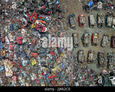 Junkyard abbandonate Cars Aerial View. Vista dall'alto verso il basso. Demolizione del veicolo. Scarico auto. Sfondo aereo industriale. Foto Stock
