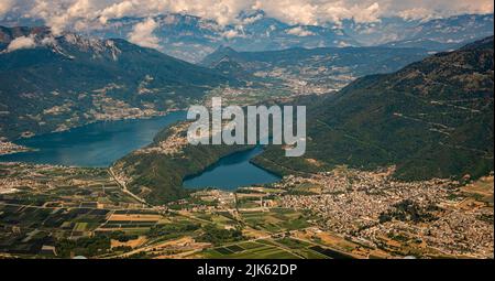 Panoramica da Pizzo di Levico sui laghi di Caldonazzo e Levico Valsugana Trentino Alto Adige - Italia- Vista panoramica cima Vezzena. Paesaggio nord-occidentale Foto Stock