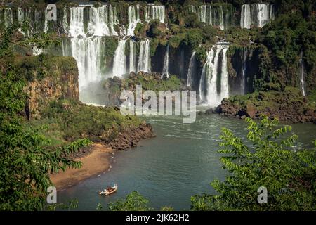 Barca turistica che esplora le famose cascate di Iguazu al confine tra Argentina e Brasile. Foto Stock