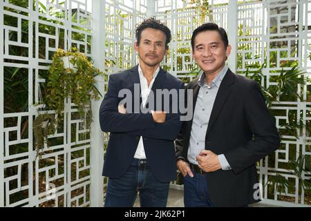 Ritratto di allegro gruppo di lavoro vietnamita di due Foto Stock