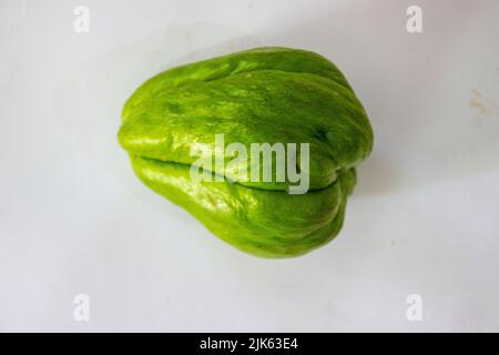 Labu siam (jipang) o chayote isolato su sfondo bianco. Concetto vegetale biologico Foto Stock