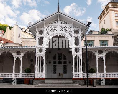 Mercato Colonnade o Trzni Kolonada in Karlovy Vary, Boemia, Repubblica Ceca Foto Stock