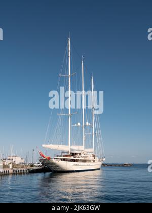 Trieste, Italia Giugno 25 2022: Athena Sailing Yacht di Georgetown, Stati Uniti, di proprietà della Dr. Jim Clark e costruito nel 2004 dalla Royal Huismann Shipyar Foto Stock