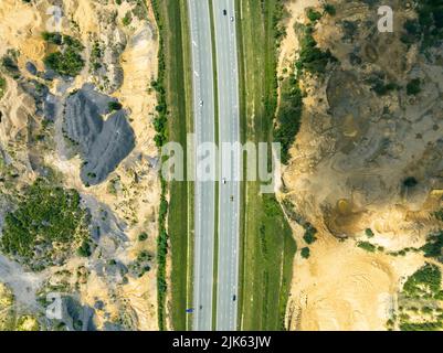 Estrazione dall'alto. Veduta aerea dell'attività mineraria di opencast. Foto Stock