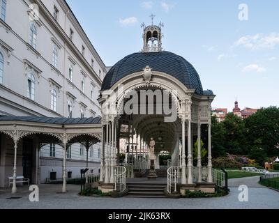 Karlovy Vary, Boemia, Repubblica Ceca - Maggio 27 2022: Park Colonnade o Sadova Kolonada Foto Stock