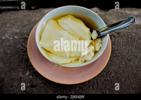 Wedang Tahu o Kembang Tahu è una bevanda allo zenzero e contiene bean curd (tofu) a base di succo di soia e sciroppo di zucchero di palma. Tradizionale budino tofu Foto Stock