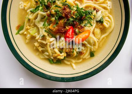 Mie godog Jawa o bakmi jawa o java noodle o Mie rebus o spaghetti bolliti con cucchiaio e forchetta. Tagliatelle tradizionali indonesiane di cibo di strada da java, Foto Stock