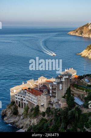 Guardando verso il basso sulla Osiou Gregoriou monastero sulla costa sud-occidentale della penisola di Athos, Macedonia, Grecia settentrionale Foto Stock