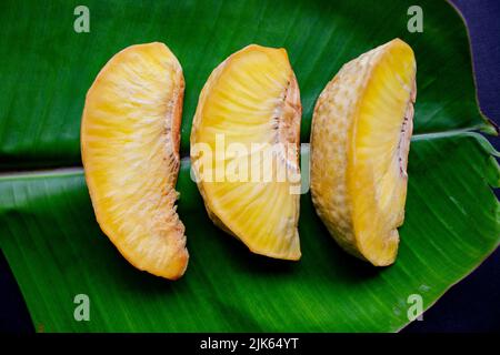 goreng sukun o pane fritto servito a foglia di banana su sfondo nero Foto Stock