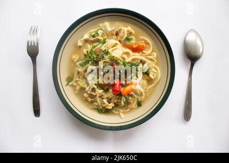 Mie godog Jawa o bakmi jawa o java noodle o Mie rebus o spaghetti bolliti con cucchiaio e forchetta. Tagliatelle tradizionali indonesiane di cibo di strada da java, Foto Stock