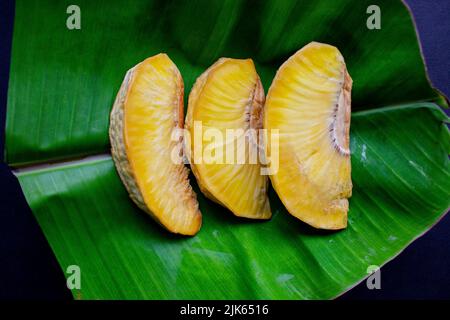 goreng sukun o pane fritto servito a foglia di banana su sfondo nero Foto Stock