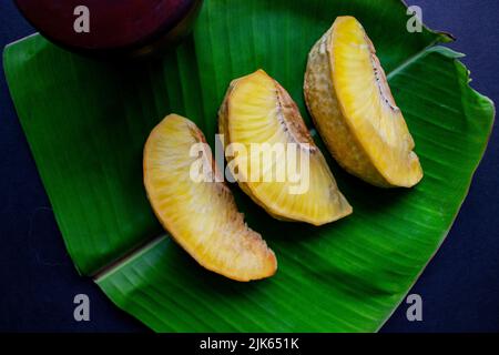 goreng sukun o pane fritto servito a foglia di banana su sfondo nero Foto Stock