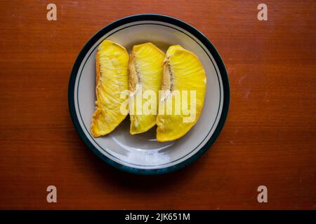 goreng sukun o pane fritto servito al piatto su sfondo nero Foto Stock