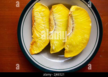 goreng sukun o pane fritto servito al piatto su sfondo nero Foto Stock