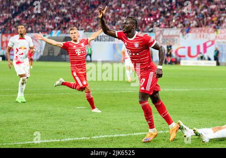 Lipsia, Germania. 30th luglio 2022. NESSUN GOL: Sadio Mane (FCB 17) Offside gol contro Peter GULACSI, portiere RB Leipzig 1 Hugo NOVOA RAMOS, RB Leipzig 38 nella partita RB LEIPZIG - FC BAYERN München 3-5 DFL SUPERCUP, 1. Campionato Tedesco di Calcio, a Lipsia, 30 luglio 2022 Stagione 2022/2023 © Peter Schatz / Alamy Live News Credit: Peter Schatz/Alamy Live News Foto Stock