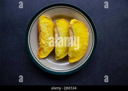 goreng sukun o pane fritto servito al piatto su sfondo nero Foto Stock