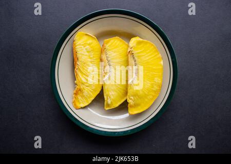 goreng sukun o pane fritto servito al piatto su sfondo nero Foto Stock