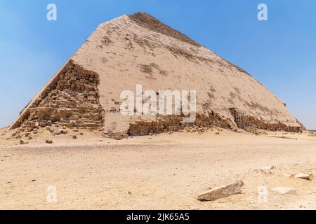 Saqqara, Egitto; 28 luglio 2022 - la piramide piegata di Sneferu, Dashur, Egitto. Foto Stock