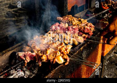 sate klatak o sate kambing o satay capra, agnello, agnello o satay di capra di carne con l'ingrediente di carbone su cottura al fuoco rosso dalla gente, Indonesia che cucina sa Foto Stock